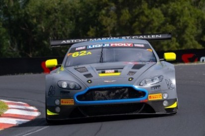 Aston Martin dyktuje tempo