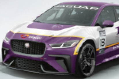 Jaguar Rzadzinskiego w historycznym oklejeniu