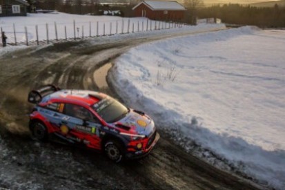 Aaltonen Neuville'a, Latvala w śnieżnej bandzie, kraksa Suninena