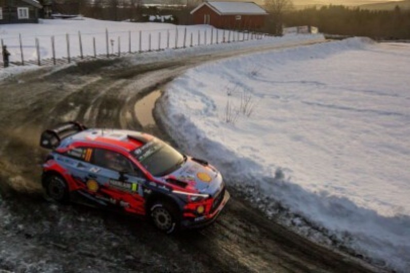 Aaltonen Neuville'a, Latvala w śnieżnej bandzie, kraksa Suninena