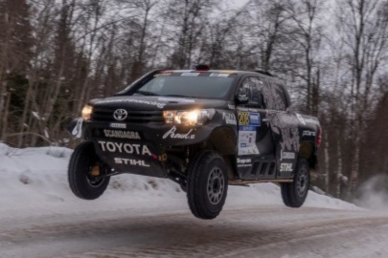 Hummer utknął w śniegu