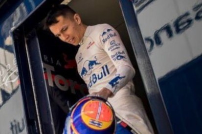 Albon w żwirze, Leclerc liderem