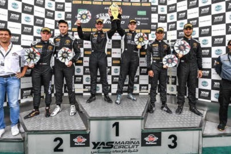 W komplecie na podium