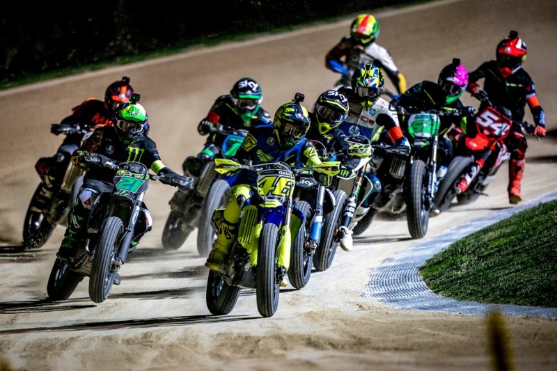 Auf der Ranch und in Misano: Valentino Rossi trainiert mit seinen Youngstern