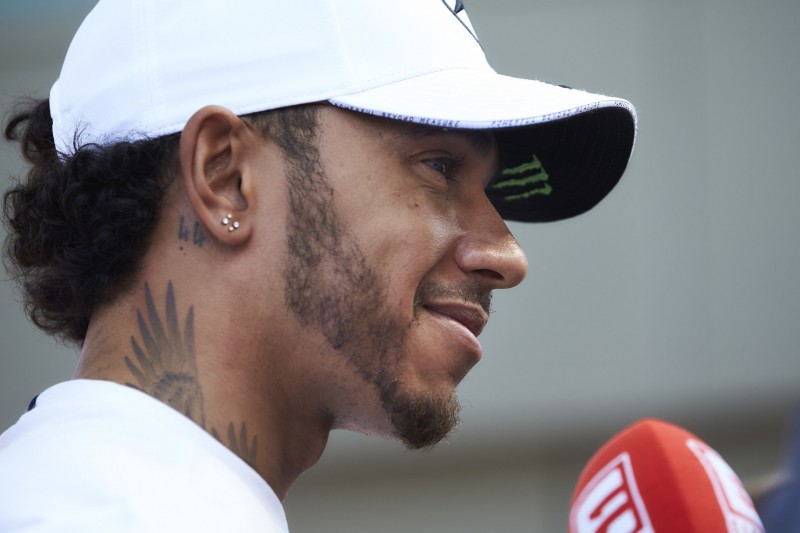 Ähnlichkeiten zur Formel 1: Weltraum-Fan Lewis Hamilton bei der NASA