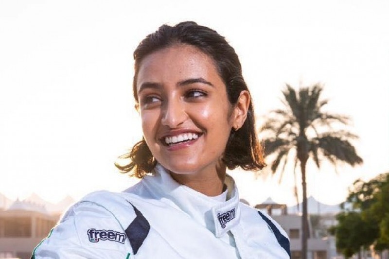 Erste Pilotin aus Saudi-Arabien fährt britische Formel 4