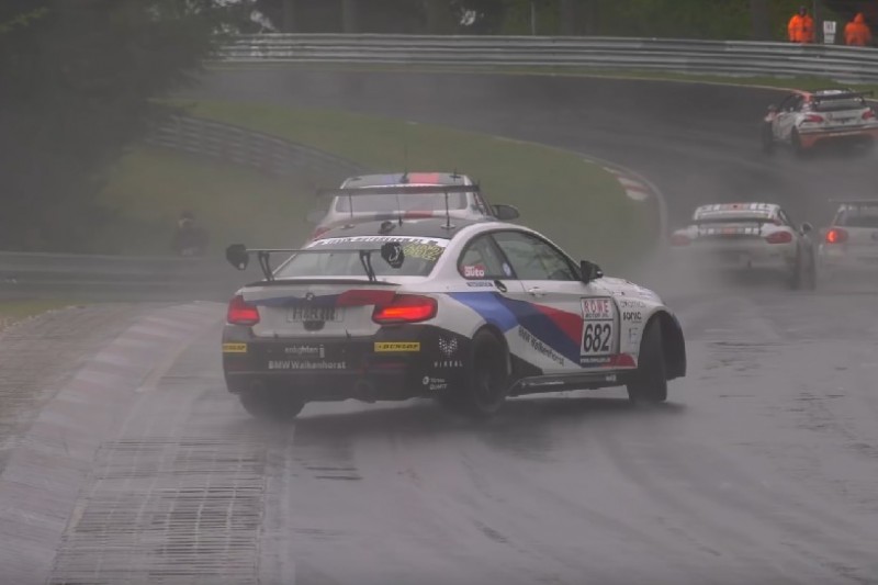 Video: VLN-Boliden driften im Regen durch Brünnchen-Kurve