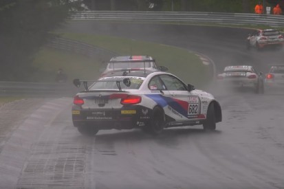 Video: VLN-Boliden driften im Regen durch Brünnchen-Kurve