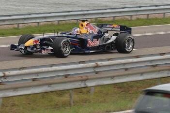 Doornbos stuurt F1-wagen over de Afsluitdijk