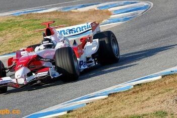 Toyota maakt kilometers op nat circuit