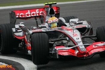 Hamilton leert veel op natte baan