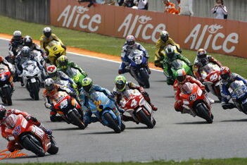 MotoGP start seizoen 2008 in het donker