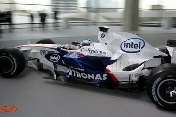 Heidfeld maakt eerste meters in BMW Welt