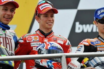 Stoner wint Britse Grand Prix met overmacht