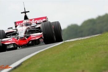 Kovalainen naar snelste tijd, Fisichella crasht