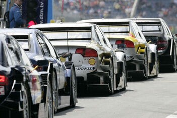 Audi en Mercedes geven demonstratie in Parijs