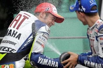 Rossi wint verregende race in Indianapolis
