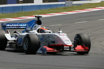 Jani leidt kampioenschap na overwinning in Kyalami