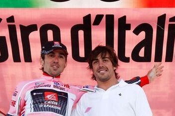 Alonso moedigt Sastre aan tijdens Giro-etappe
