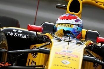 Petrov met Formule 1-auto door Moskou