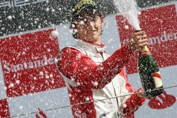 Gutierrez ook dominant in eerste race Silverstone