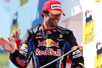 Webber wint in Hongarije na fout Vettel