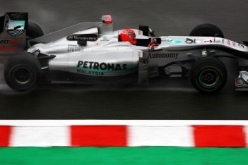 Schumacher en Rosberg vechtend in de punten