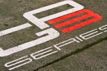 Andrina Gugger eerste dame in GP3-bolide