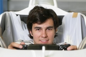 Perez past racestoeltje in Sauber-fabriek