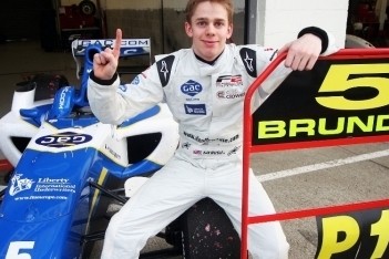 Brundle snelste op eerste testdag van 2011