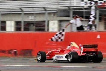 Bortolotti domineert eerste race in Silverstone