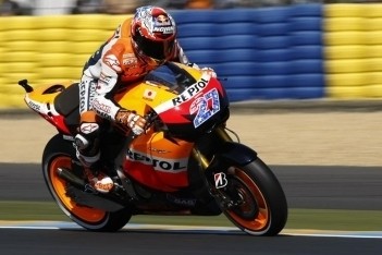 Stoner troeft Simoncelli af in strijd om pole