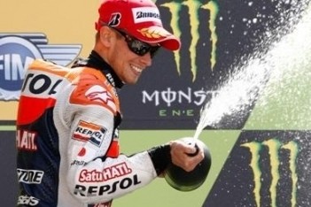 Stoner domineert controversiële race in Le Mans