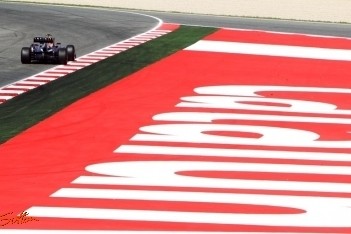 Webber zet Vettel voet dwars in kwalificatie Barcelona