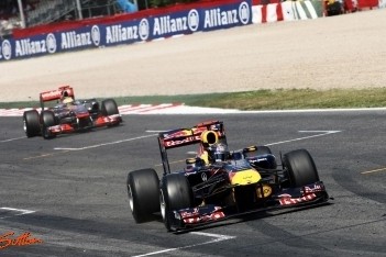 Vettel houdt Hamilton van zich af in Barcelona