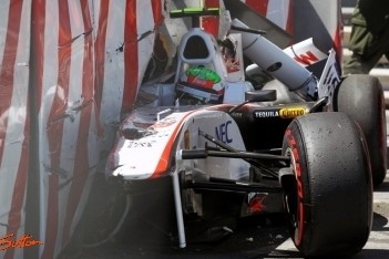 Vettel op pole, Perez crasht zwaar in Monaco