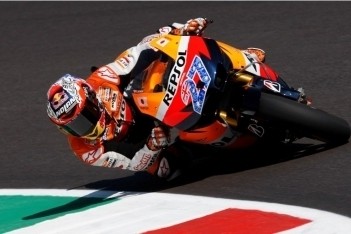 Casey Stoner vertrekt van pole-position in Italië