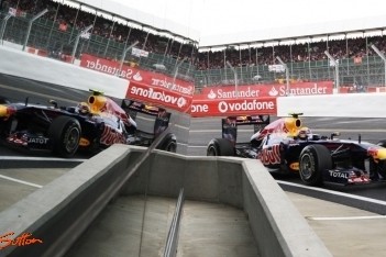 Webber verslaat Vettel in strijd om pole Silverstone