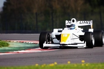 Pineiro wint tweede race Brands Hatch