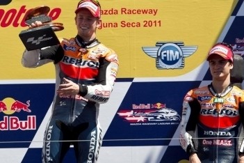 Stoner grijpt overwinning op Laguna Seca