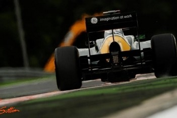 Lotus ziet beide coureurs stranden met waterlek