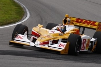 Hunter-Reay wint na chaotische eindfase