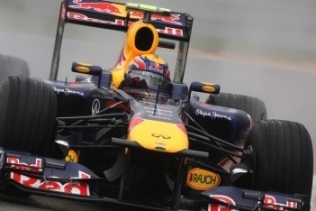 Webber snelste in verregende zaterdagtraining