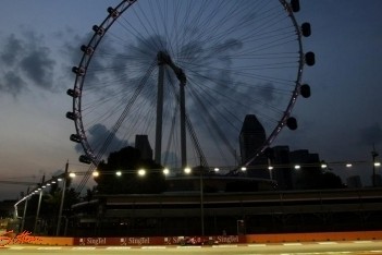 Alonso perst auto helemaal leeg in Singapore