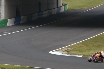 Stoner met recordtijd naar pole-position