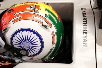 Gridstaf Karthikeyan na blokken Schumacher