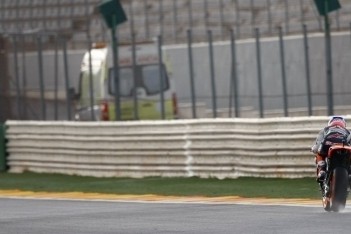 Stoner pakt dominante pole-position in Valencia