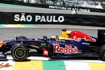 Vettel in de wolken met historische pole