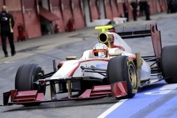 Karthikeyan stuurt nieuwe HRT over Barcelona