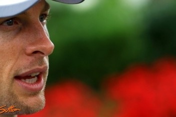 Button blij met snelste tijd op eerste dag